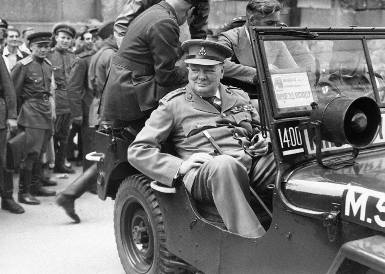 Уинстон Черчилль во время визита в разрушенный Берлин, июль 1945 Уинстон Черчилль во время визита в разрушенный Берлин, июль 1945