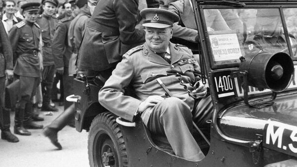 Уинстон Черчилль во время визита в разрушенный Берлин, июль 1945