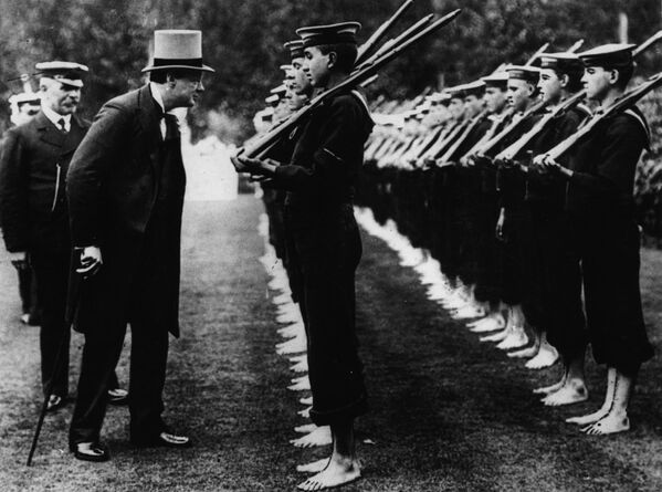 Уинстон Черчилль инспектирует молодых моряков