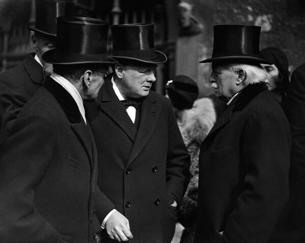 Уинстон Черчилль и Дэвид Ллойд Джордж возле Вестминстерского аббатства в Лондоне