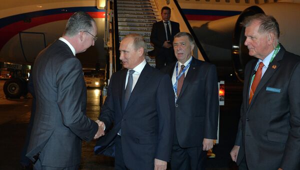 Президент России Владимир Путин и посол РФ в Австралии Владимир Морозов во время церемонии встречи в аэропорту Брисбена
