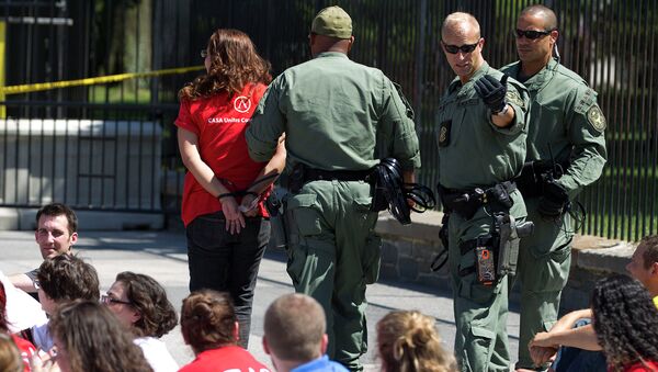 Демонстрация против депортации мигрантов у Белого дома в Вашингтоне
