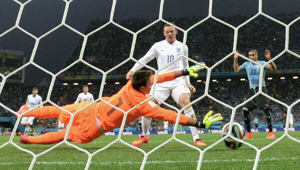 Уэйн Руни забивает гол в ворота голкипера сборной Уругвая Фернандо Муслера, архивное фото