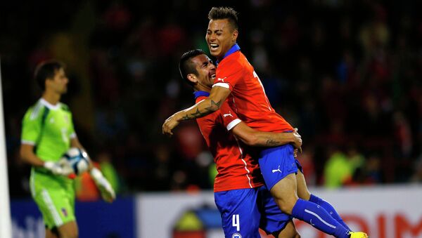 Игроки сборной Чили радуются голу в матче против Венесуэлы, 14 ноября 2014