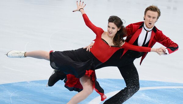 Российские фигуристы Елена Ильиных и Руслан Жиганшин выступают в короткой программе танцев на льду на четвертом этапе Гран-при по фигурному катанию в Москве