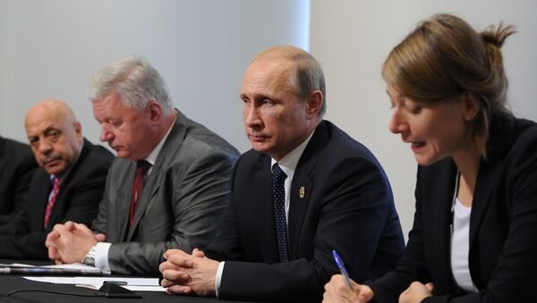 Президент России Владимир Путин во время встречи с участниками Профсоюзного саммита Группы двадцати