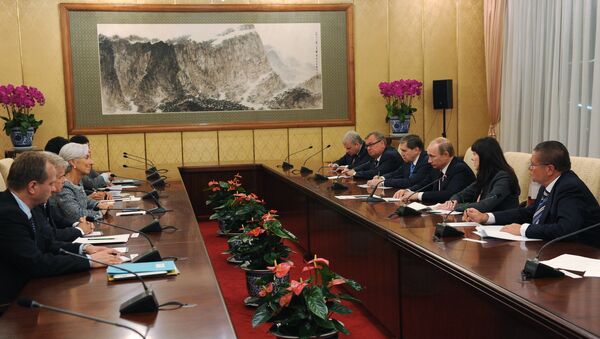 Президент РФ Владимир Путин во время встречи с директором-распорядителем Международного валютного фонда Кристин Лагард на полях саммита АТЭС в Пекине