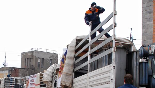 Разгрузка грузовиков седьмого гуманитарного конвоя в городе-спутнике Донецка Макеевке.