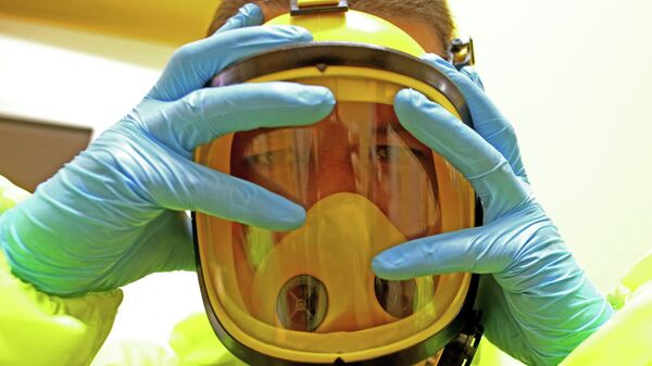 Медицинский персонал отрабатывает действия на случай поступления больных с подозрением на вирус Эбола. Архивное фото