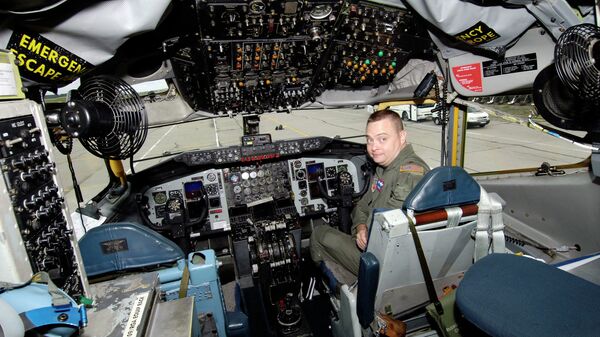 Пилот в кабине американского наблюдательного самолета Boeing B-707 ОС-135Б. Архивное фото
