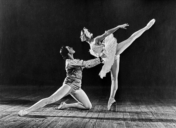 Сцена из балета П.И. Чайковского Лебединое озеро
