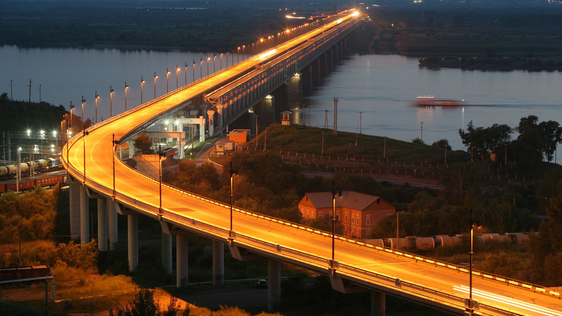Вид на железнодорожно-автомобильный мост через реку Амур в Хабаровске - РИА Новости, 1920, 08.11.2023