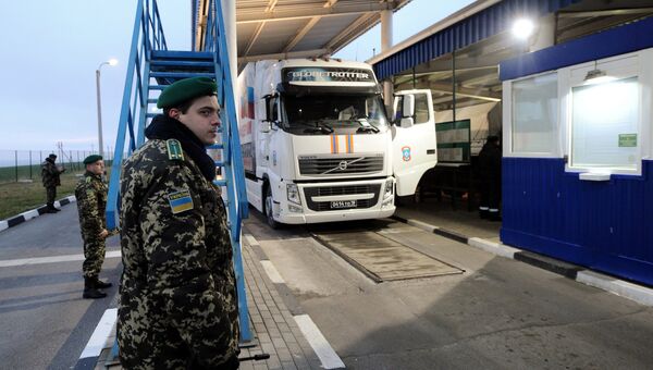 Сотрудники пограничной службы Украины у грузового автомобиля с российской гуманитарной помощью для жителей Донбасса