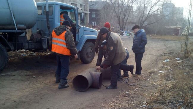 Работы на месте порыва теплотрассы в городе Чита