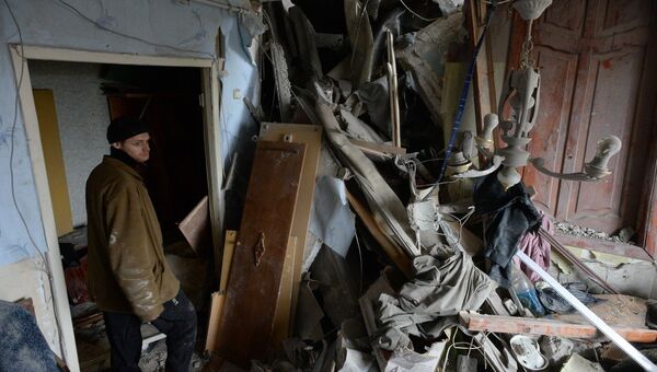 Житель города Горловка в своей разрушенной квартире