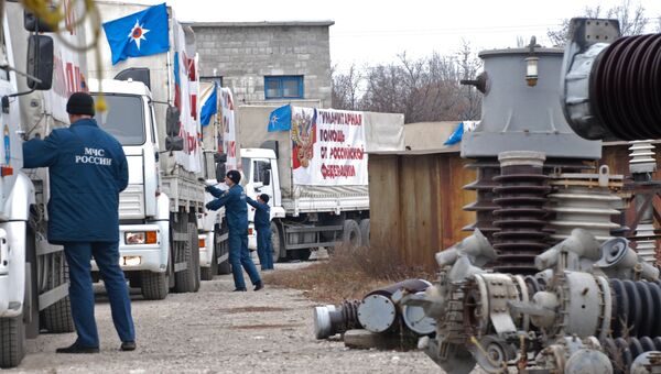 Сотрудники МЧС России готовят к разгрузке грузовики седьмого гуманитарного конвоя