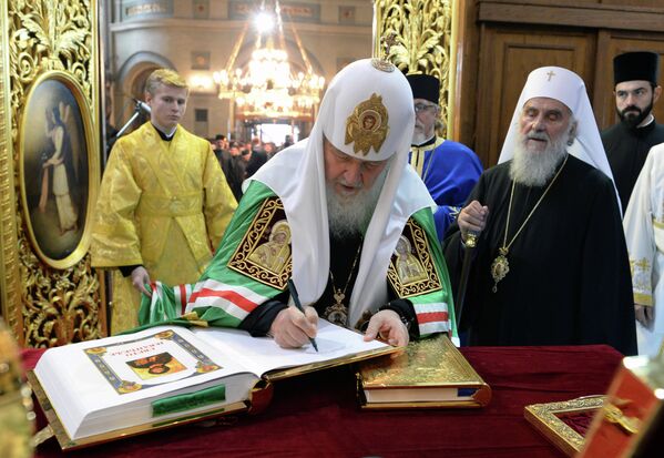 Патриарх Московский и всея Руси Кирилл оставляет памятную запись в книге кафедрального собора Архангела Михаила