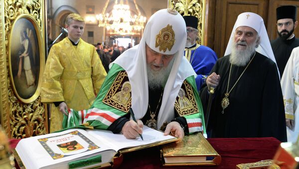Патриарх Московский и всея Руси Кирилл оставляет памятную запись в книге кафедрального собора Архангела Михаила