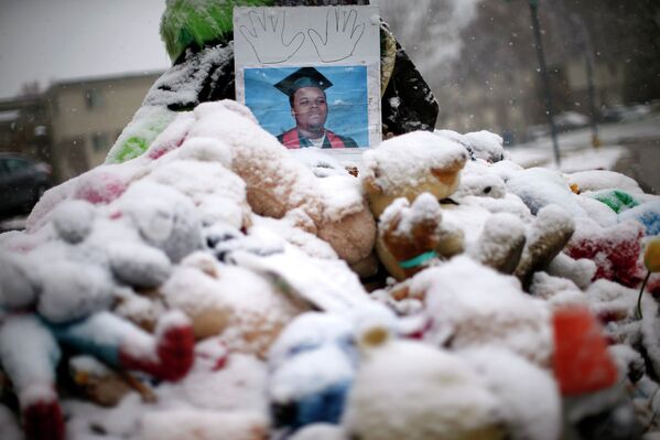 Снег лежит на игрушках у места памяти Майкла Брауна, 100 день со дня убийства