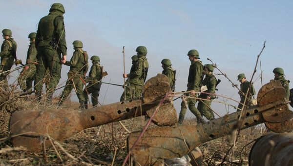 Саперы инженерных войск ЮВО во время разминирования местности в Чечне. Архивное фото