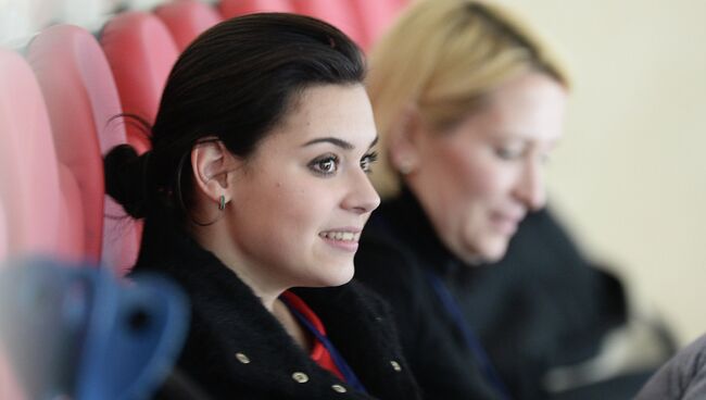 Фигуристка Аделина Сотникова наблюдает за прокатами перед началом выступлений короткой программы мужского одиночного катания на четвертом этапе Гран-при по фигурному катанию в Москве