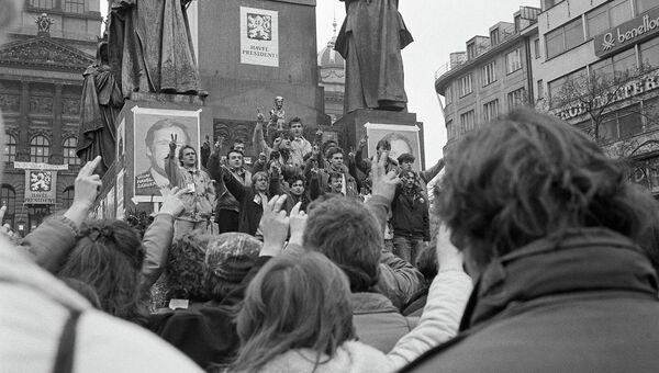 Сторонники Вацлава Гавела празднуют его избрание на пост президента в результате Бархатной революции. Прага, 28 декабря 1989