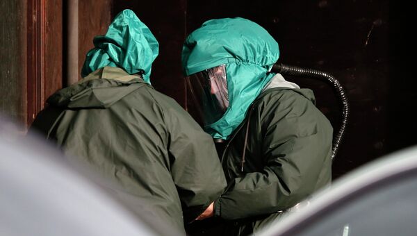 Эксперты в защитных костюмах на утиной ферме в Англии, где обнаружен птичий грипп