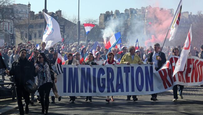 Митинг против иммиграции и исламизации в Париже.