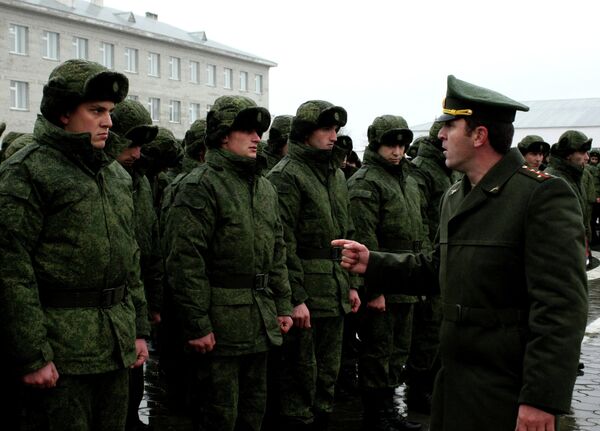 Офицер военного коммисариата Чеченской Республики дает наставления новобранцам