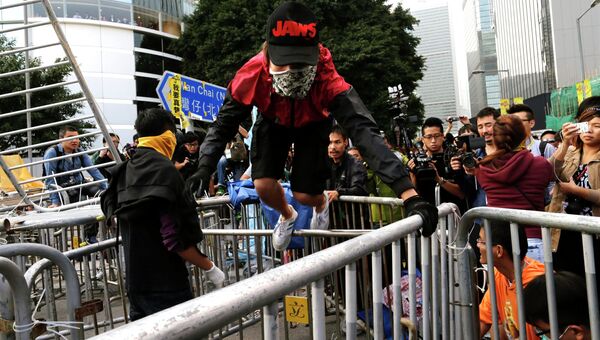 Разбор баррикад в центре Гонконга. Архивное фото