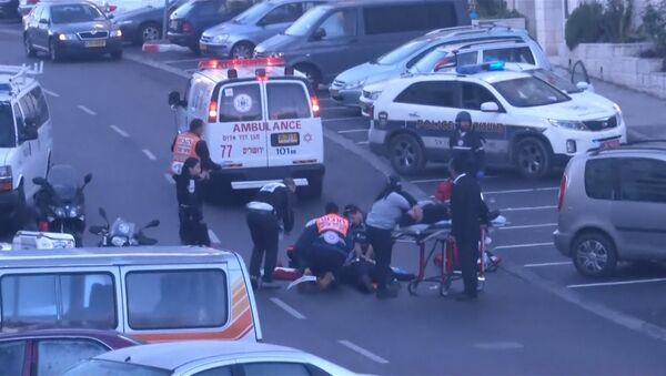 Жертвам нападения в Иерусалиме оказали первую помощь на проезжей части