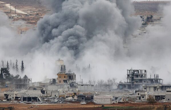 Дым над городом Кобани, Сирия, после авиаударов военно-воздушных сил США. Вид с холма на границе Турции и Сирии. 17 ноября 2014