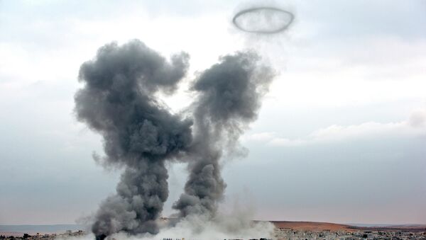 Дым над городом Кобани, Сирия, после авиаударов военно-воздушных сил США. Архивное фото