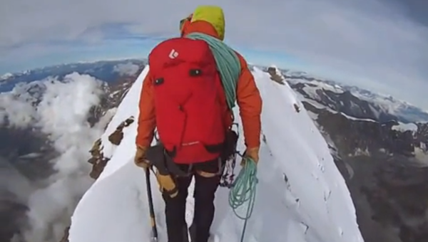 Прогулка альпинистов над бездонной пропастью по вершине горного хребта