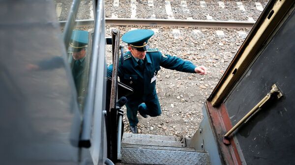 Сотрудник таможни проверяет вагон в поезде. Архивное фото