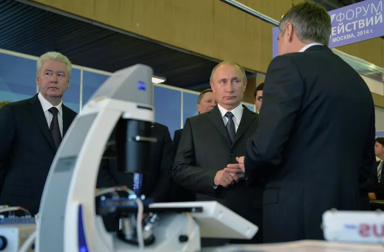 Президент России Владимир Путин (в центре) во время посещения выставке Сделано в России перед началом пленарного заседания второго Форума действий Общероссийского народного фронта в Москве Президент России Владимир Путин (в центре) во время посещения выставке Сделано в России перед началом пленарного заседания второго Форума действий Общероссийского народного фронта в Москве