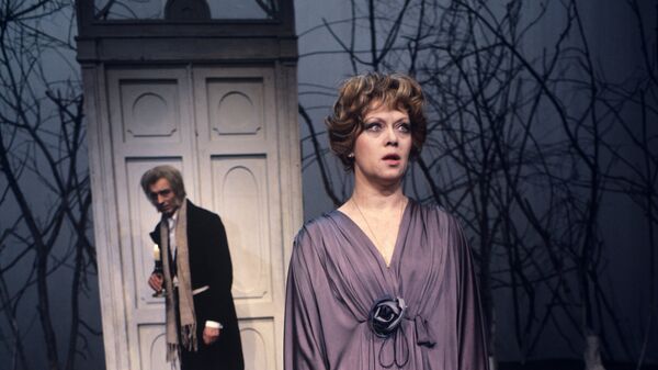 Алиса Фрейндлих и Валентин Гафт в сцене из спектакля Вишневый сад по пьесе А.П.Чехова