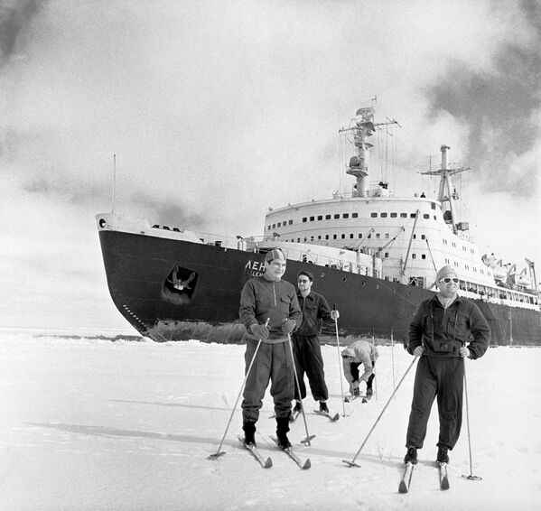 Члены экипажа атомохода Ленин на лыжной прогулке