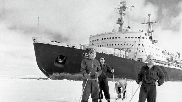Члены экипажа атомохода Ленин на лыжной прогулке