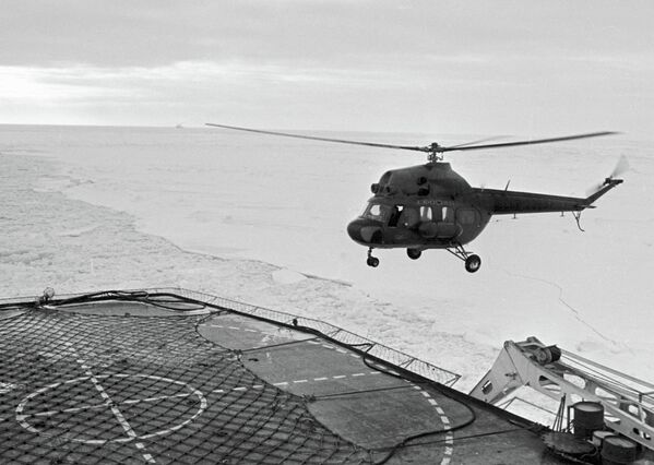 Посадка вертолета МИ-2 на ледокол Ленин