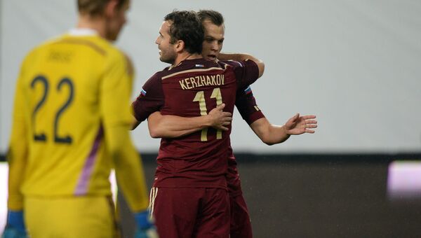 Александр Кержаков радуется забитому мячу в ворота сборной Венгрии