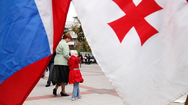 Флаги России и Грузии на дне народного единства в городе в Сочи. Архивное фото