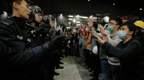 Полицейские и протестующие возле здания Законодательного совета Гонконга. Архивное фото