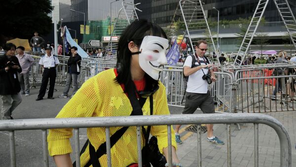 Протестующий убирает баррикады в Гонконге. Архивное фото