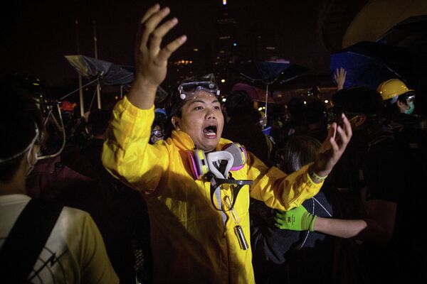 Активисты, выступающие за демократию возле здания Законодательного совета Гонконга