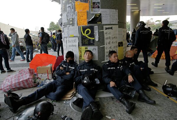 Полицейские отдыхают после столкновений у здания Законодательного совета Гонконга