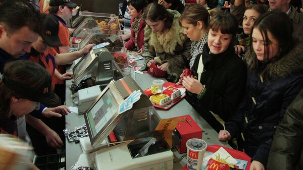 Посетители в ресторане Макдоналдс на Пушкинской. Архивное фото