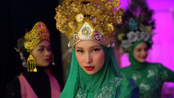 Модели за кулисами во время показа коллекции Calvin Thoo, фестиваль исламской моды в Куала-Лумпуре