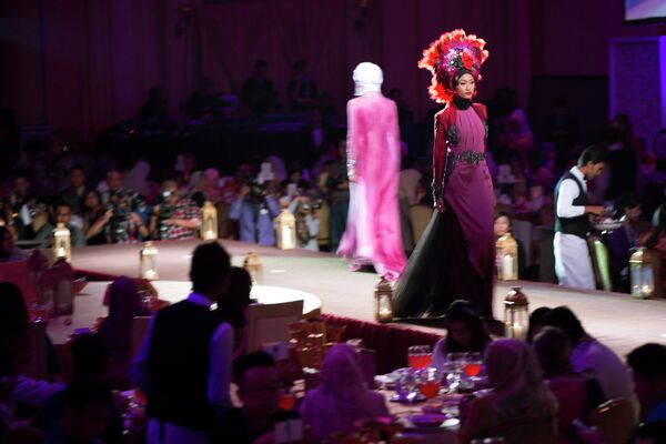 Модели во время показа коллекции Calvin Thoo, фестиваль исламской моды в Куала-Лумпуре