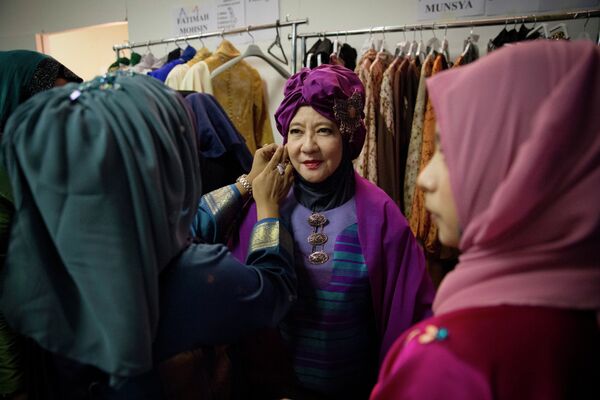 Модели за кулисами во время фестиваля исламской моды в Куала-Лумпуре